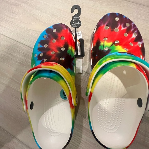 NWT Crocs tie dye rainbow kids size J6 - Picture 3 of 4